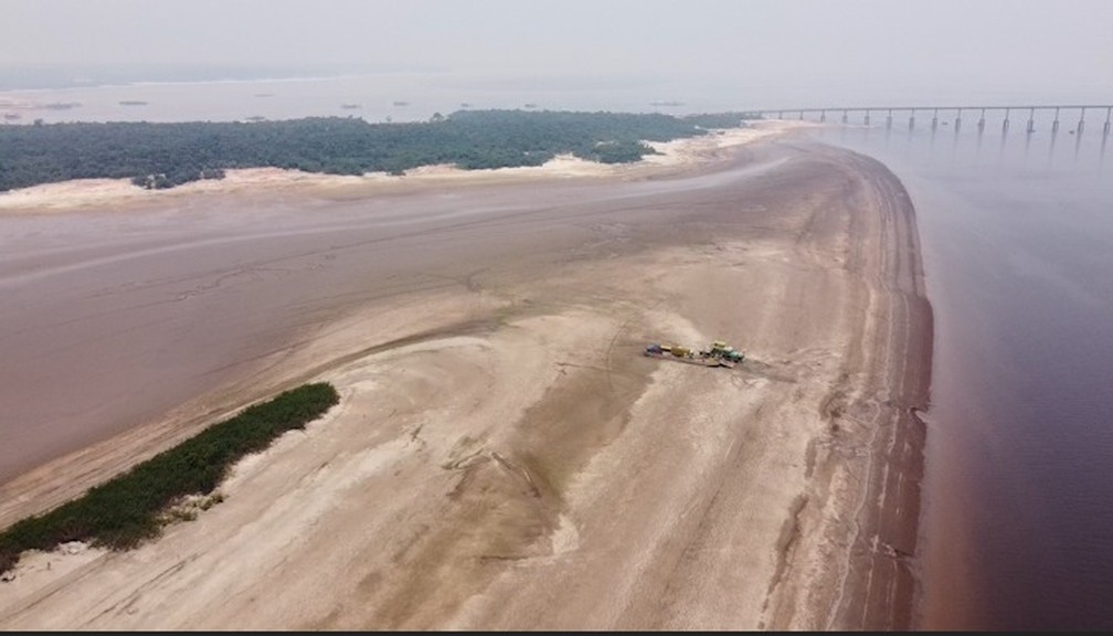 Parte do Rio Negro secou próximo ao Cacau Pirêra. — Foto: Michel Castro/Rede Amazônica