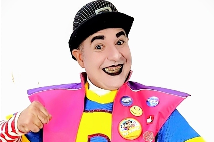 Fernando de Noronha tem espetáculo gratuito que mistura circo, teatro e mágica para crianças 