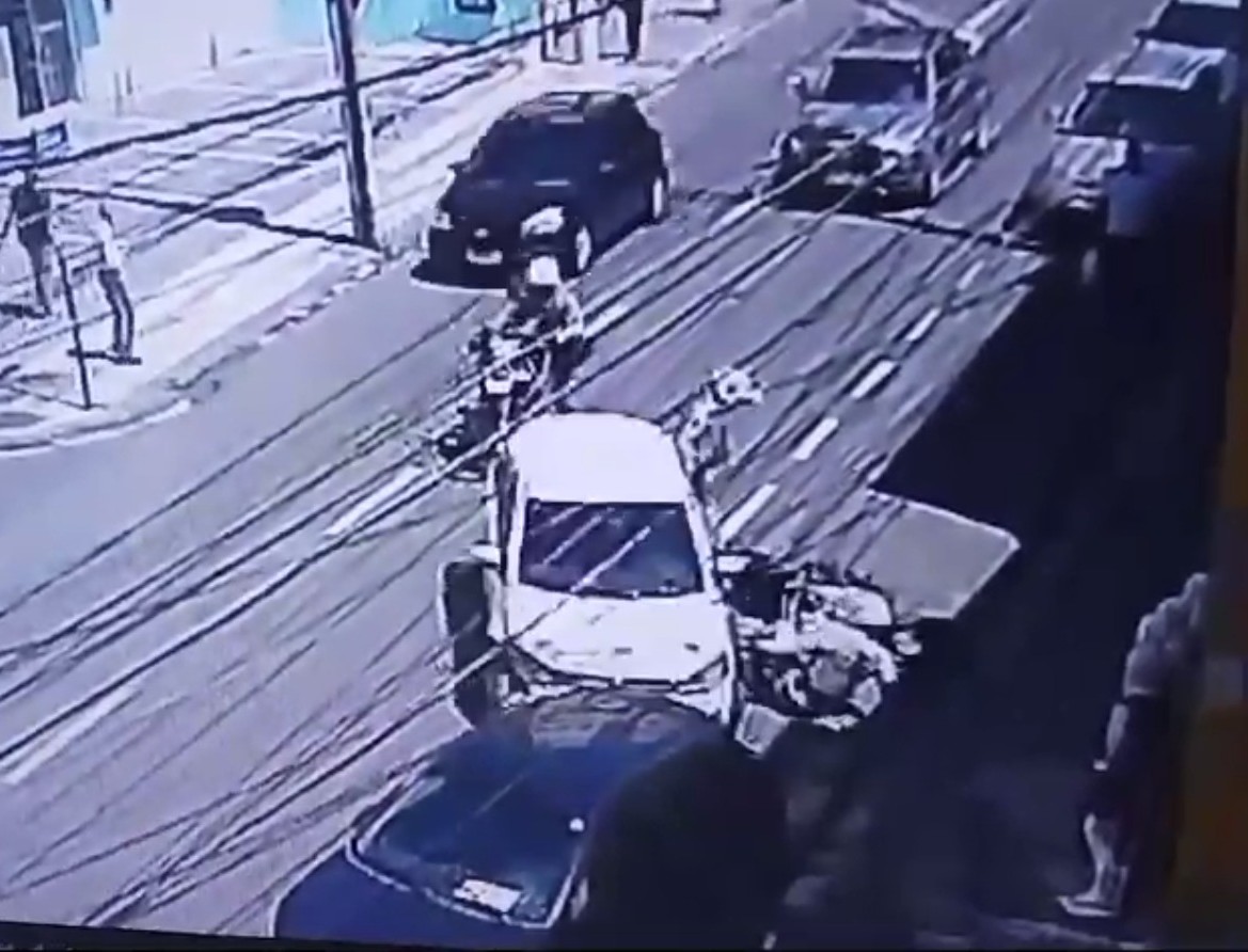 VÍDEO: Motorista derruba dois policiais militares de motocicletas durante fuga no centro de Salvador
