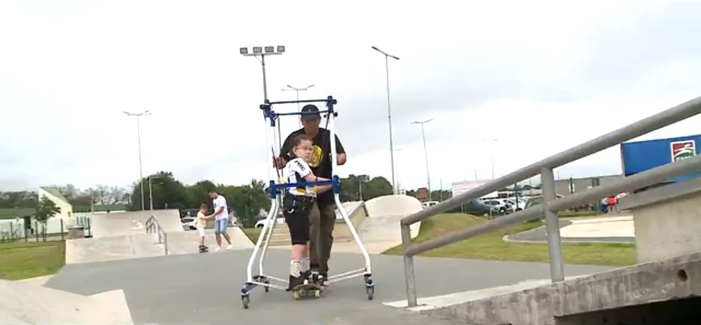 Skate adaptado proporciona dia de diversão a crianças com deficiência em pista de SC