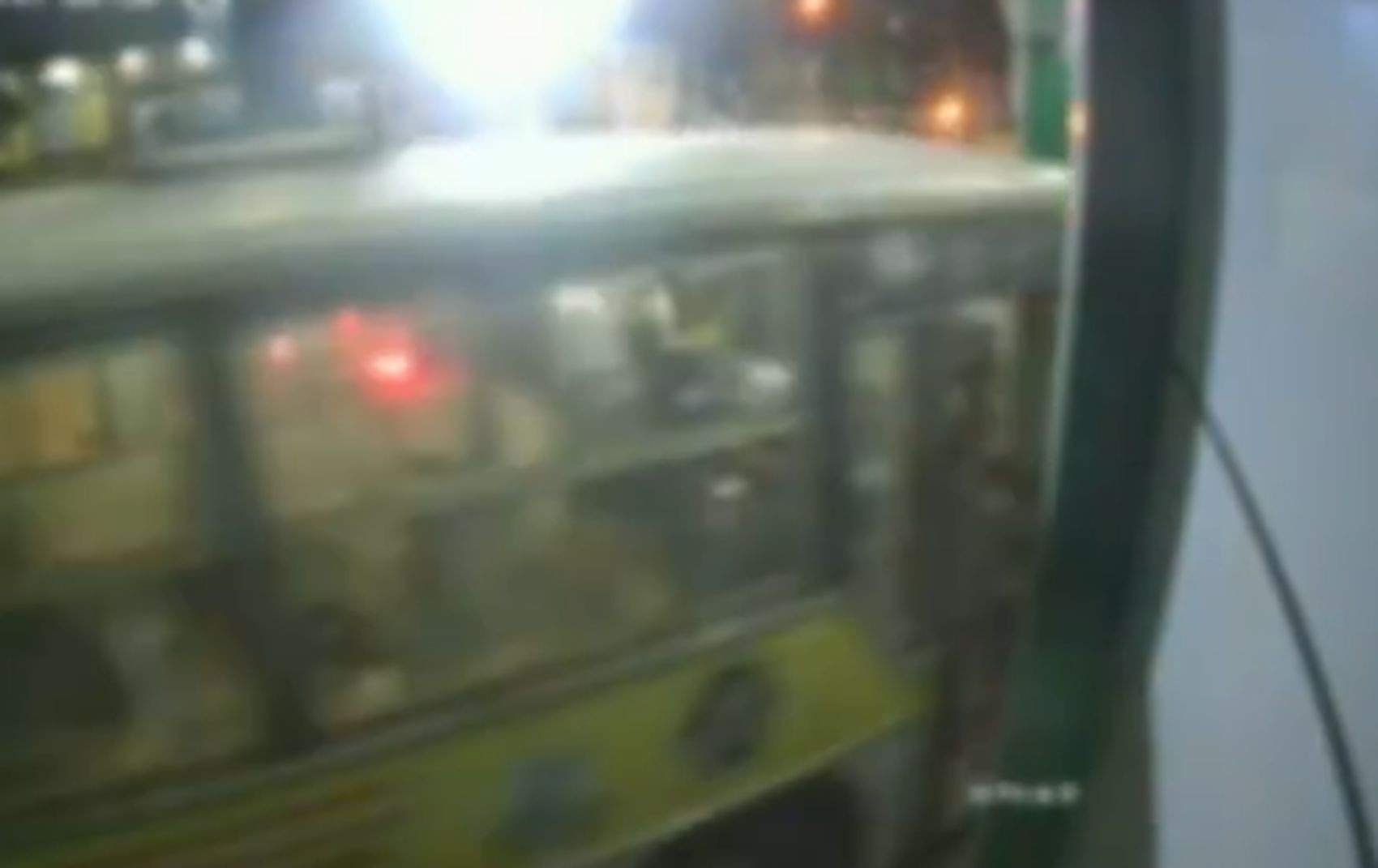 VÍDEO: ônibus desgovernado sobe calçada, bate em estabelecimento comercial e assusta pedestres em Itabaiana