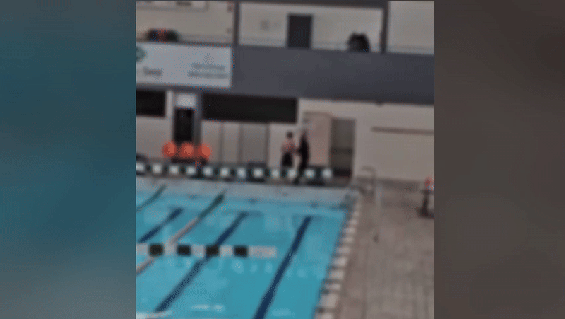 Professor dá pontapé e empurra aluno para dentro de piscina em Blumenau; VÍDEO