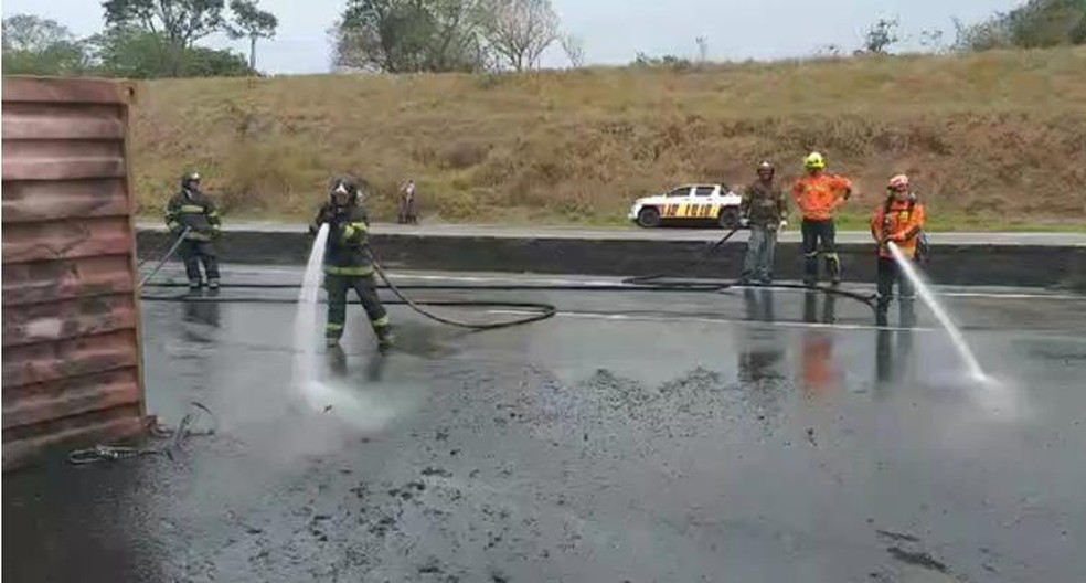 Durante atendimento da ocorrência, foi necessário interditar a rodovia — Foto: Edijan Del Santo/ EPTV