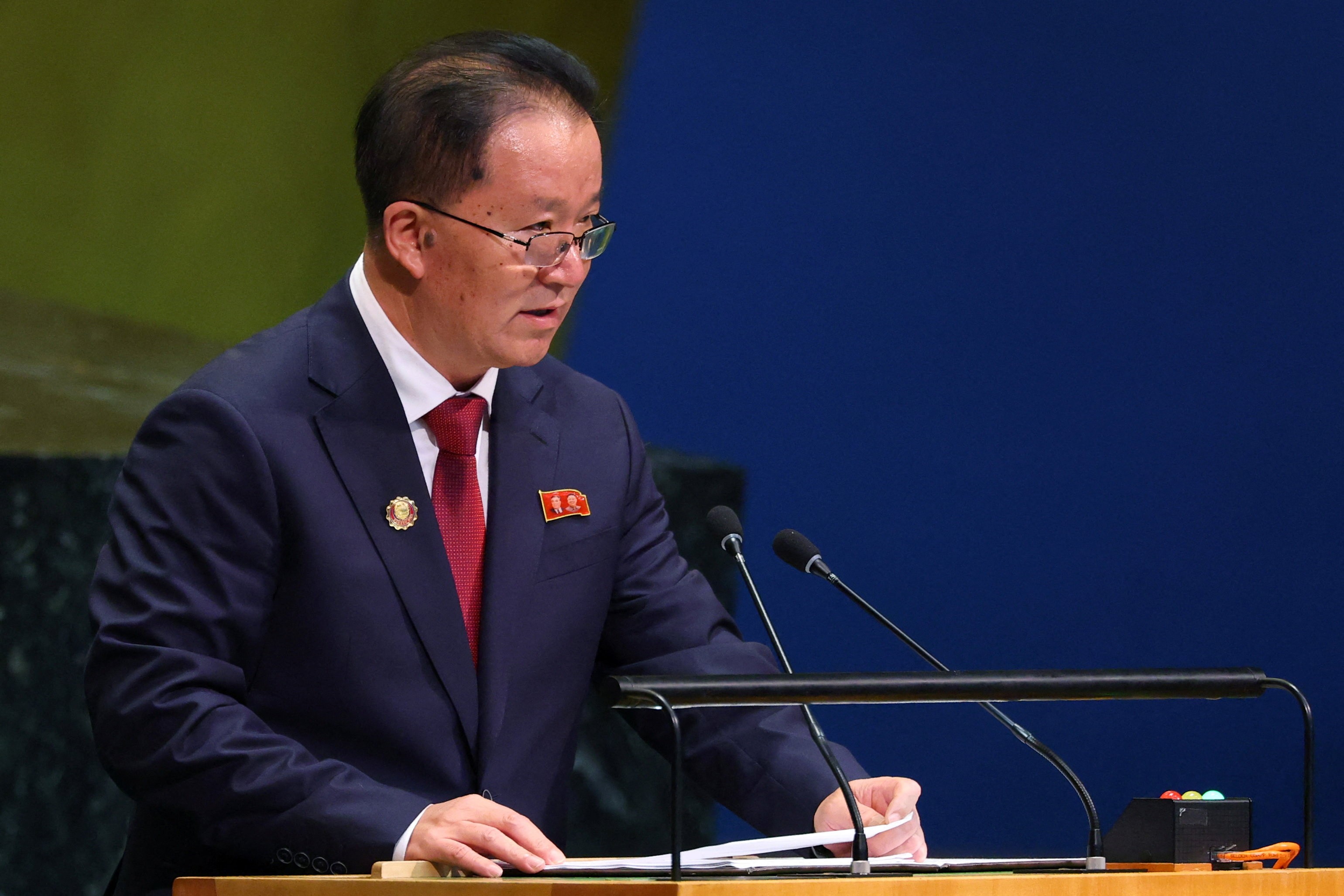 Representante da Coreia do Norte discursa na ONU com broche com rosto de Kim Jong-un