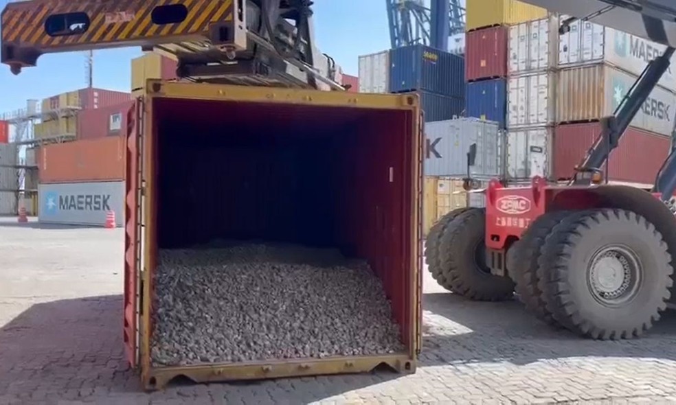 Mais de meia tonelada de cocaína é apreendida no Porto de Salvador; droga estava escondida em carga de minério — Foto: Receita Federal