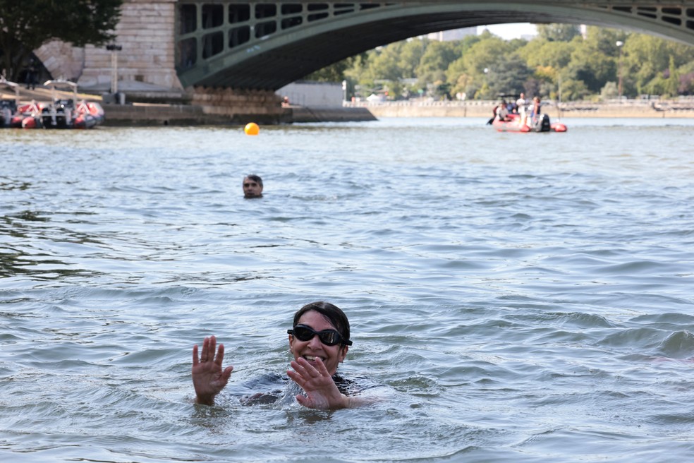 Prefeita de Paris, Anne Hidalgo, nada das águas do Rio Sena, em Paris — Foto: Joel Saget/Pool via Reuters