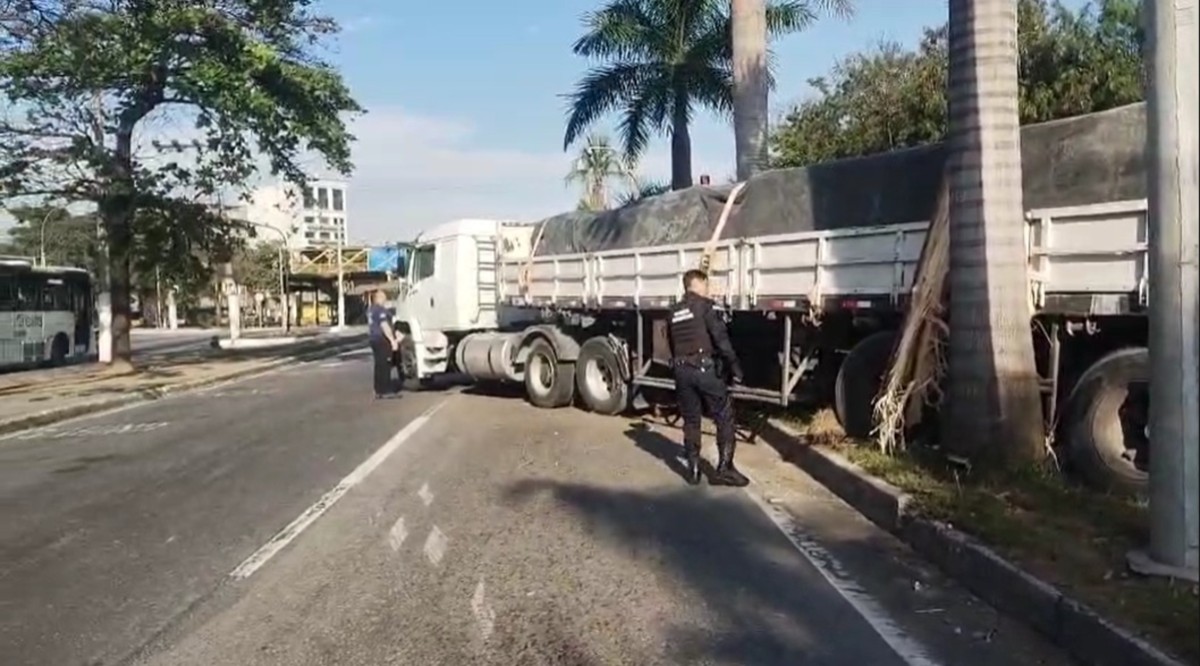 Caminhão carregado com 35 toneladas de cimento perde freio e agarra trânsito na BR-393, em Volta Redonda
