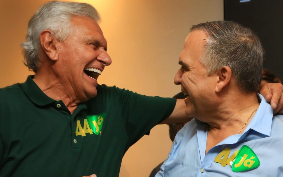 Governador de Goiás, Ronaldo Caiado (União Brasil), comemorando resultado que elegeu Sandro Mabel (União Brasil) como prefeito de Goiânia — Foto: Wesley Costa/O Popular