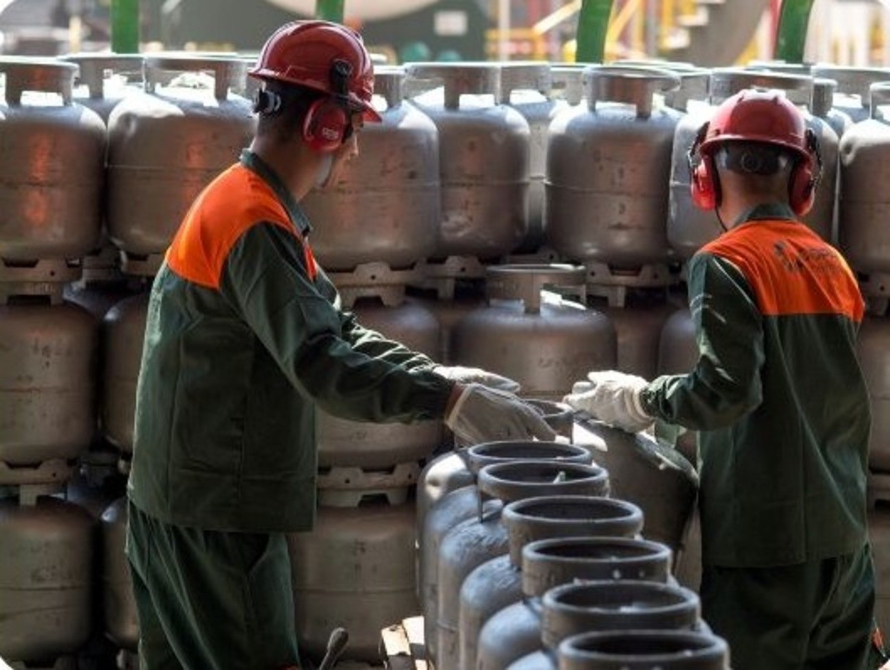 Campo Grande começa a entregar botijão de gás gratuito pelo programa Gás do Povo; veja quem tem direito e como retirar