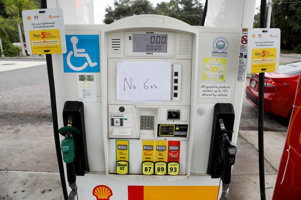 Bomba de gasolina sem combustível na Flórida, às vésperas da passagem do furacão Milton — Foto: REUTERS/Octavio Jones