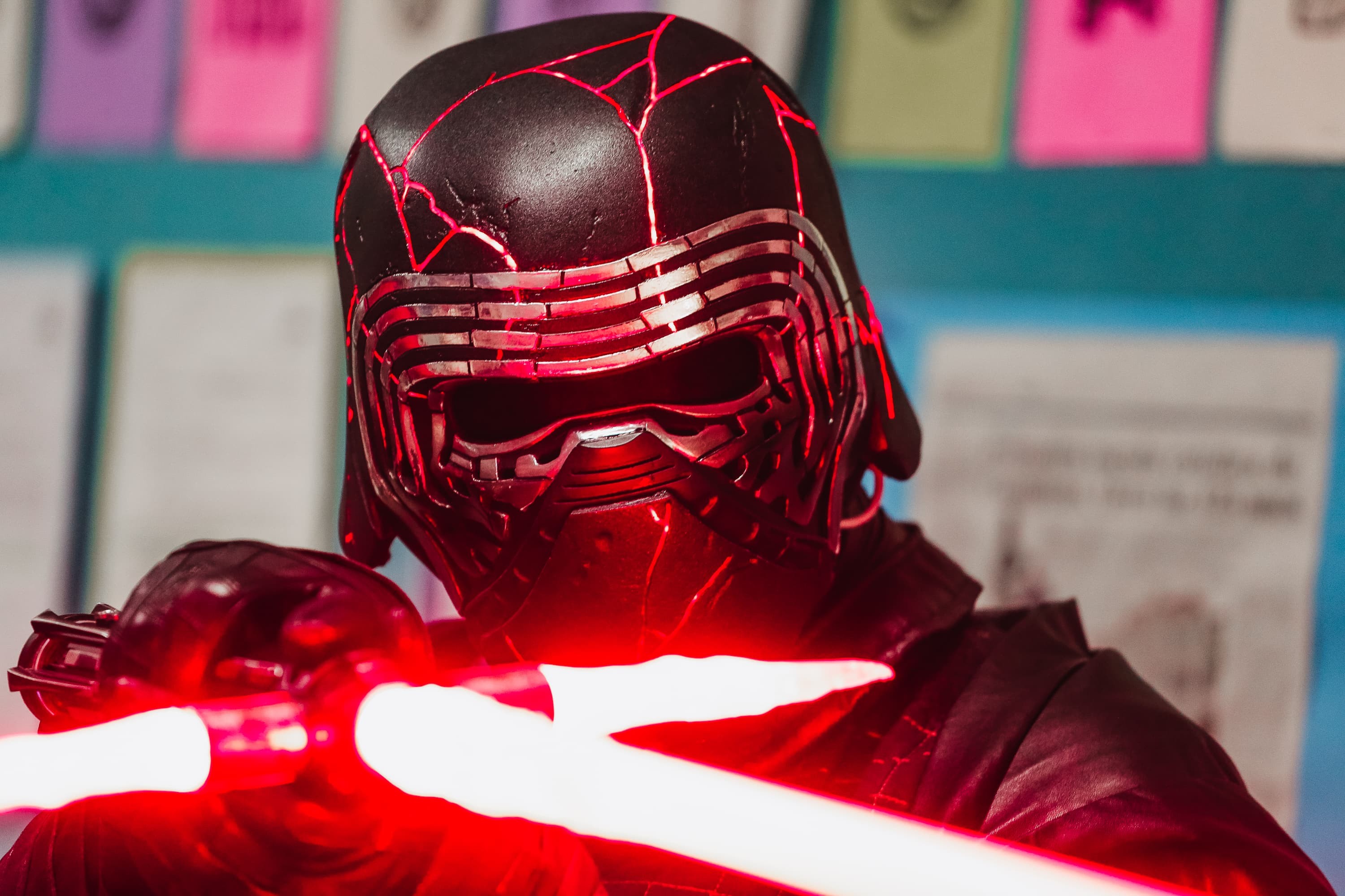 Star Wars Day: fã de Kylo Ren surpreende com fidelidade de traje e leva paixão para além do cinema