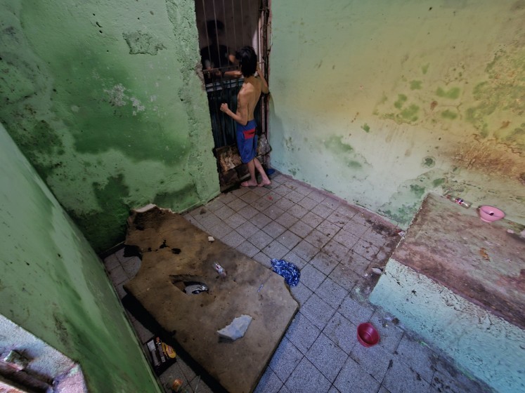 Jovem com esquizofrenia vivia acorrentado em 'quartinho' em Maceió; mãe e padrasto foram presos 