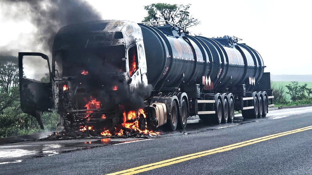 Ibiá: Motorista é rendido por homens armados e tem carreta-tanque incendiada na BR-262