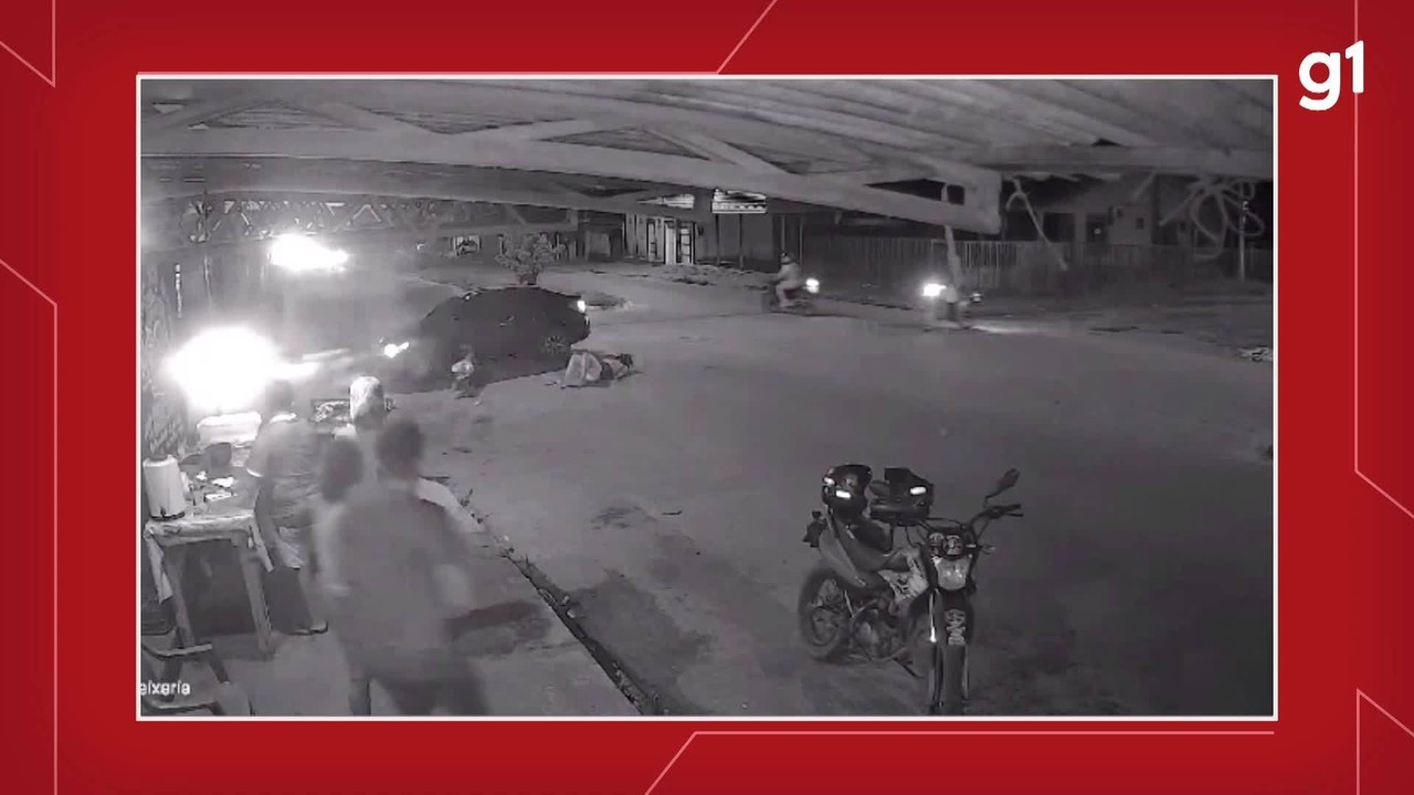 Condutor avança preferencial e carro atinge casal em motocicleta na avenida Dom Frederico Costa