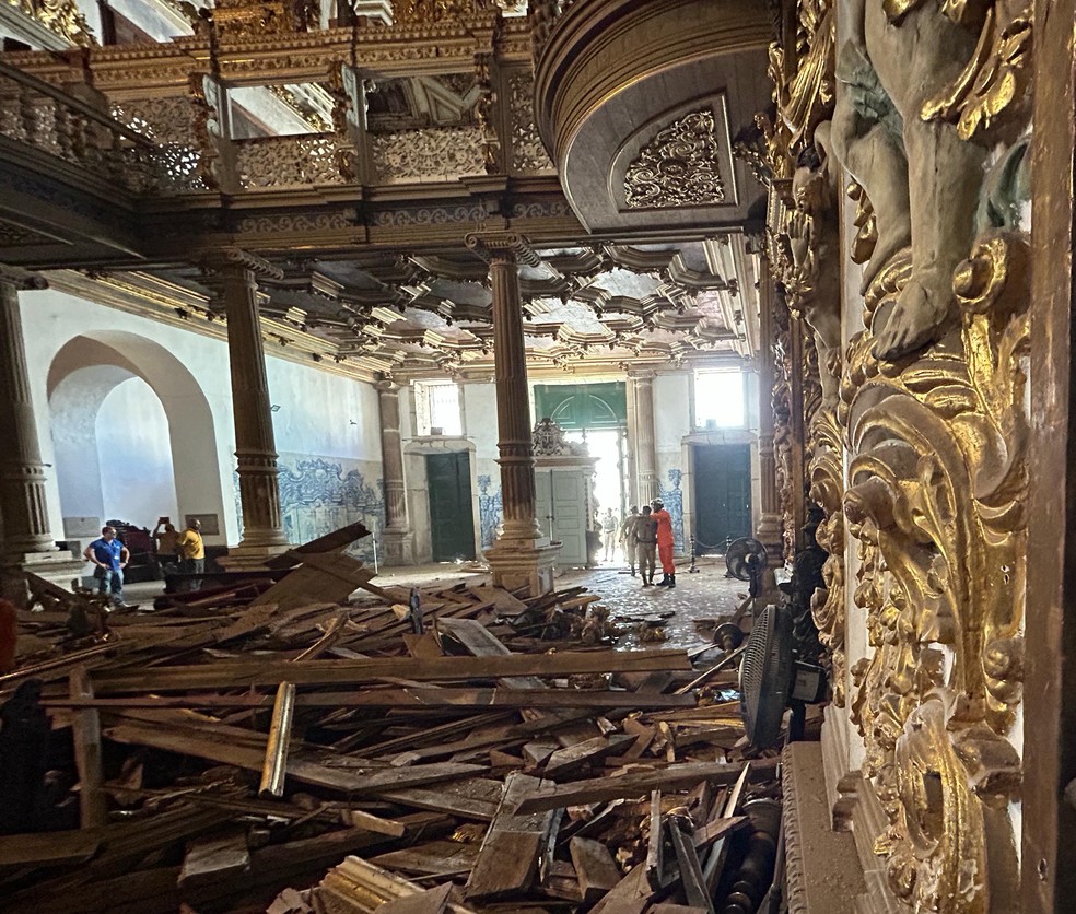Teto da igreja de ouro desabou em Salvador — Foto: Defesa Civil de Salvador