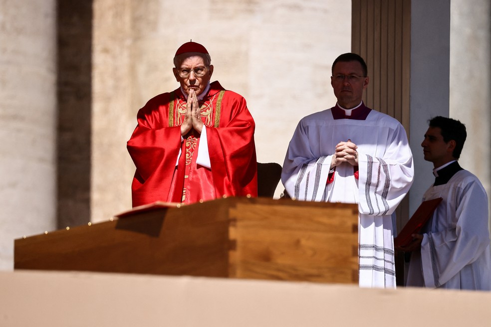 Giovanni Battista Re, decano do Colégio dos Cardeais, durante missa de funeral do papa Francisco — Foto: REUTERS/Yara Nardi