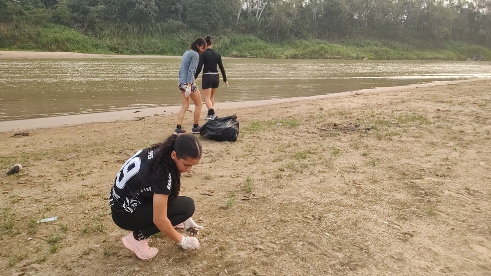 Estudantes do Ifac ajudaram a limpar praias de Tarauacá — Foto: Arquivo/Fernando Banen, Francicleia Lima e Priscila Nogueira