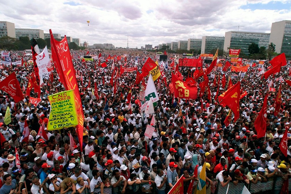 Em 1999, na Esplanada dos Ministérios, manifestação reúne cerca de 100 mil contra governo de Fernando Henrique Cardoso — Foto: reprodução / Memorial da Democracia