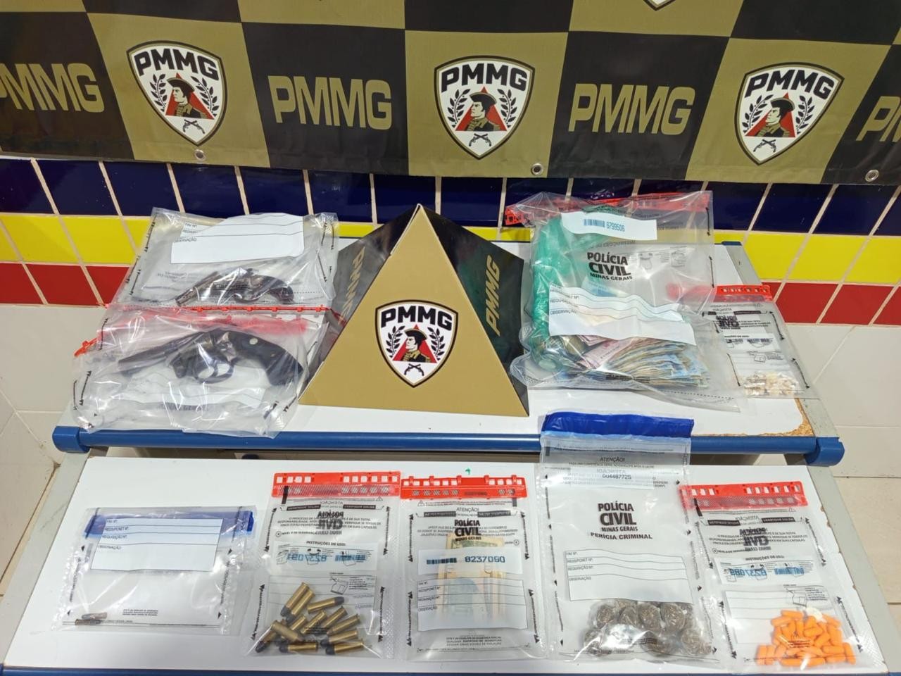 PM encontra drogas escondidas em telhado de bar usado como ponto de tráfico e casal é preso