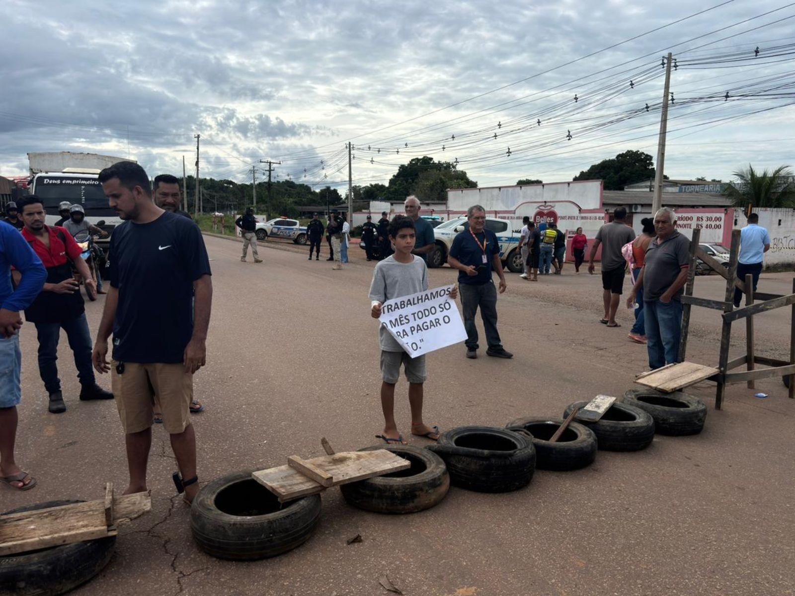 Moradores de conjunto habitacional fecham rodovia em protesto e trânsito fica parado em Rio Branco