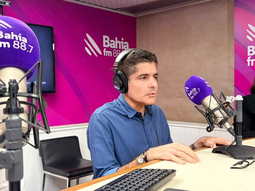 ACM Neto foi o primeiro pré-candidato ao governo da Bahia entrevistado no programa Resenha das 7, da Bahia FM — Foto: Rede Bahia