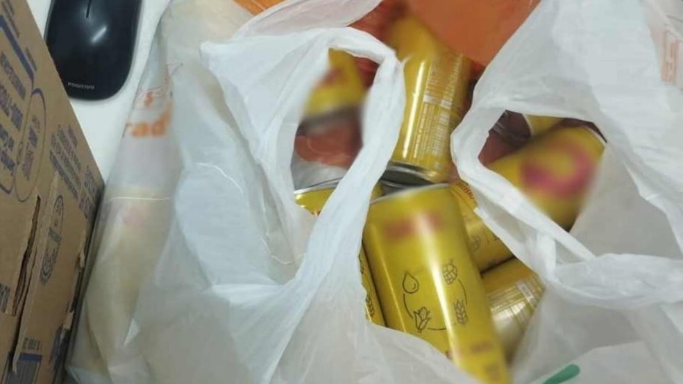 Mulher é presa após furtar latas de cerveja em supermercado no Ceará. — Foto: SSPDS/Reprodução