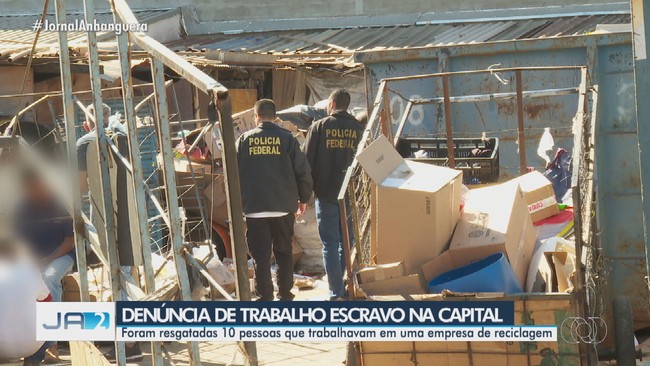 Trabalhadores so resgatados em meio a entulhos em empresa de reciclagem, em Goinia