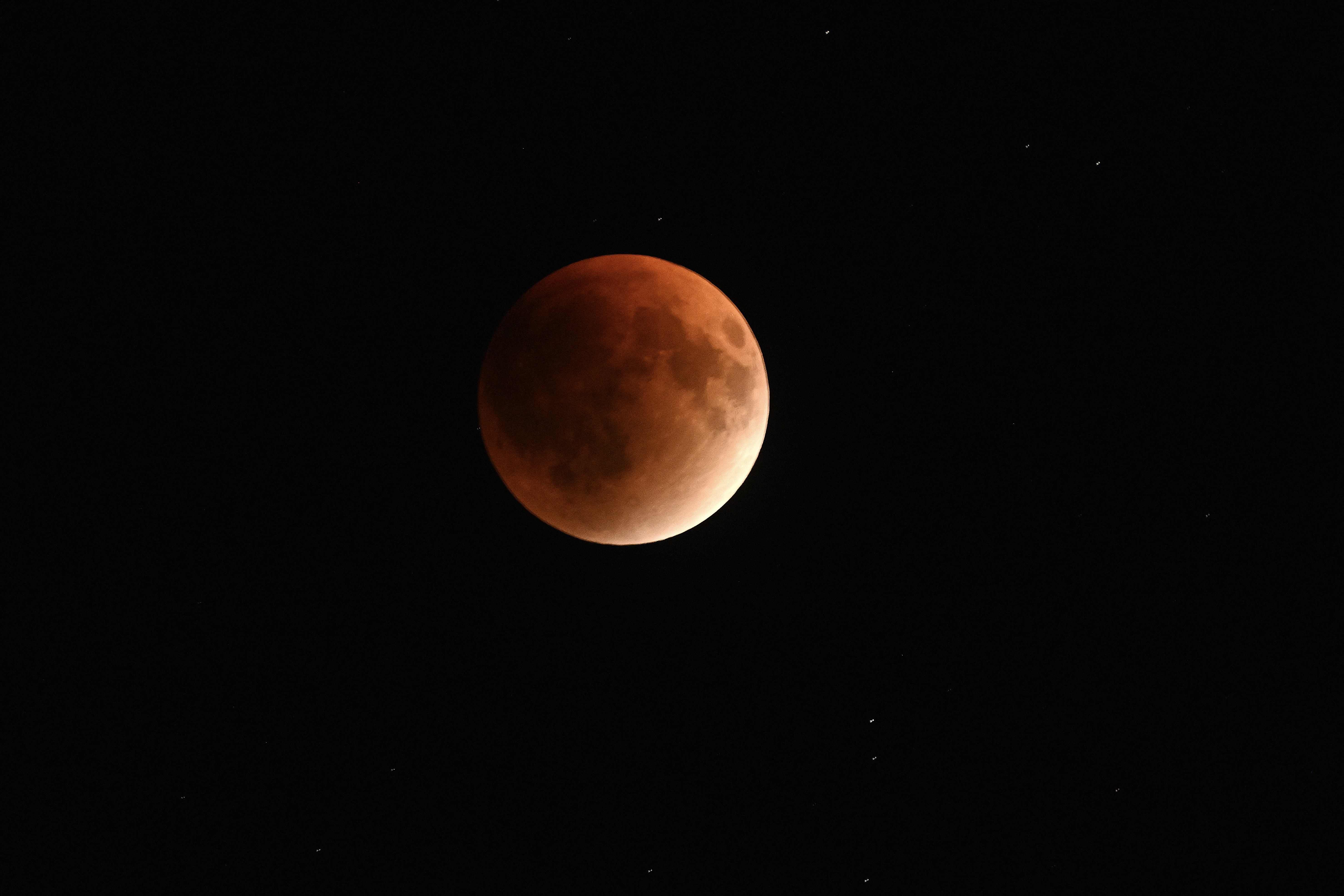 'Lua de sangue': eclipse total deixa Lua vermelha; veja FOTOS