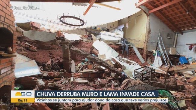 Muro de casa desaba aps fortes chuvas em Goinia