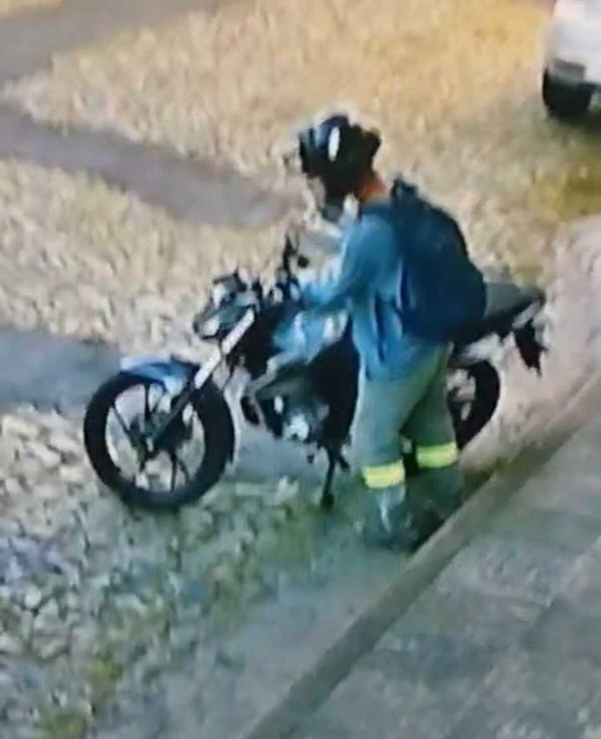 VÍDEO: Ladrão tentar furtar moto, cai e foge a pé em Divinópolis