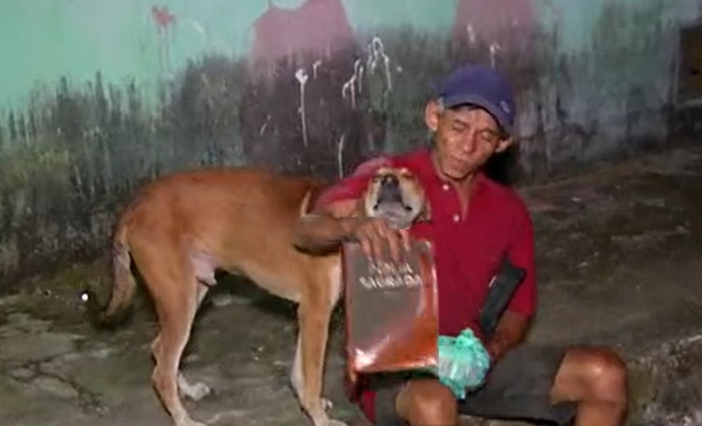 Zezinho e o cachorro dele, Billy, que foi salvo por bombeiro durante incêndio — Foto: Anselmo Ferreira/Reprodução/Inter TV Cabugi