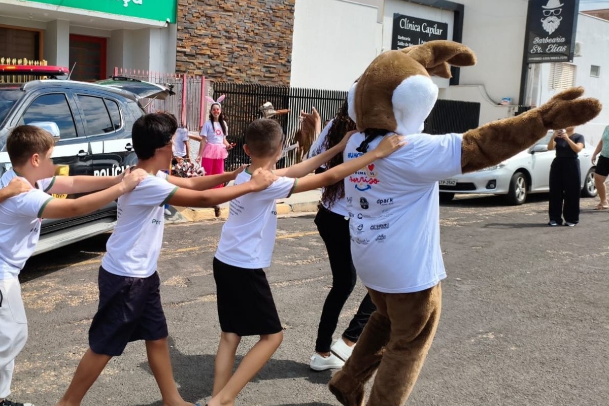 Coelho da Páscoa chega em viatura durante ação da Polícia Civil que distribui ovos de chocolate no interior de SP
