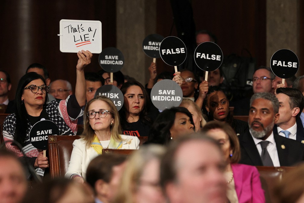 Democratas rebatem Trump com placas no congresso — Foto: Win McNamee/Pool via REUTERS