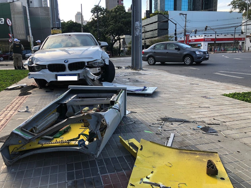  Hombre que conducía un BMW se estrella contra equipo de tránsito en Av.  do Contorno, en Belo Horizonte