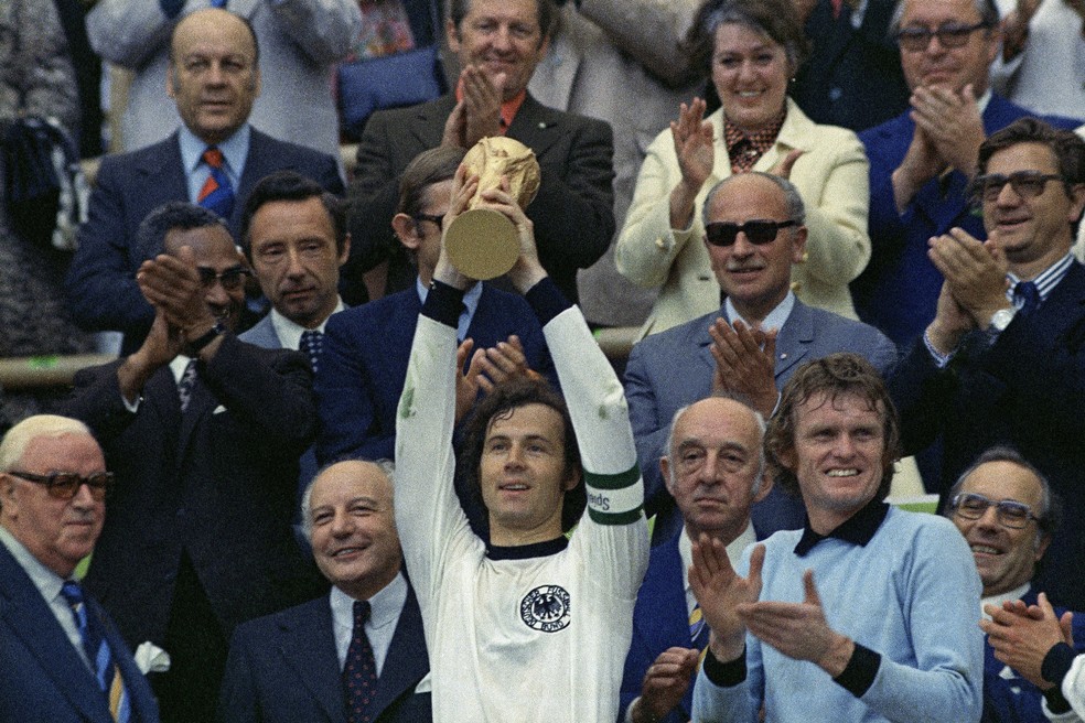 Foto de arquivo mostra Franz Beckenbauer levantando o troféu da Copa do Mundo de 1974 — Foto: Associated Press