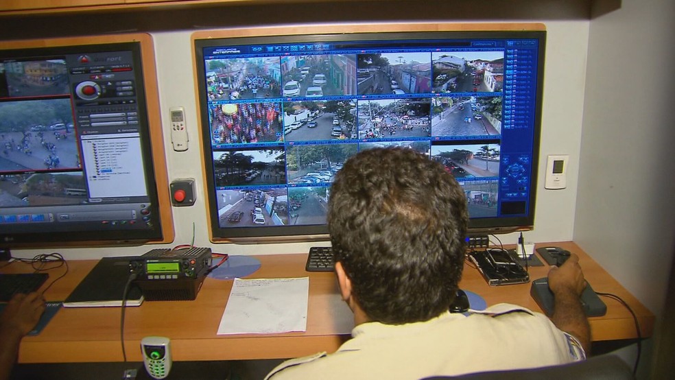 Imagem de arquivo mostra policial monitora ruas em prévia de carnaval no Grande Recife — Foto: Reprodução/TV Globo