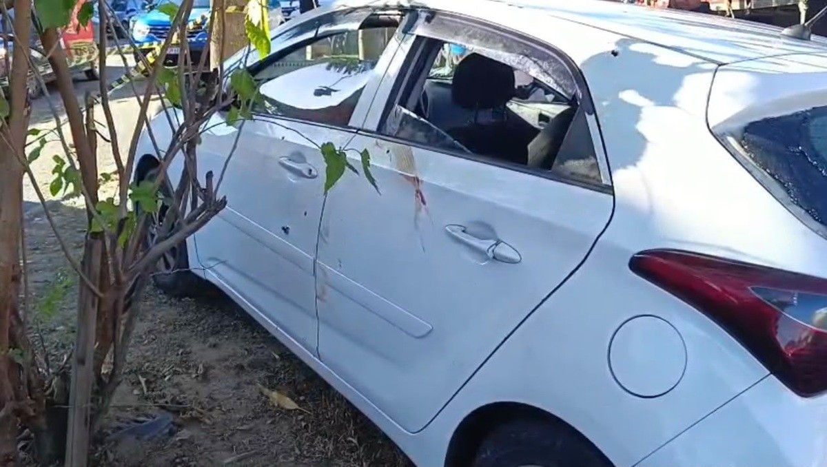 Homem é morto a tiros dentro de carro por aplicativo em Campos