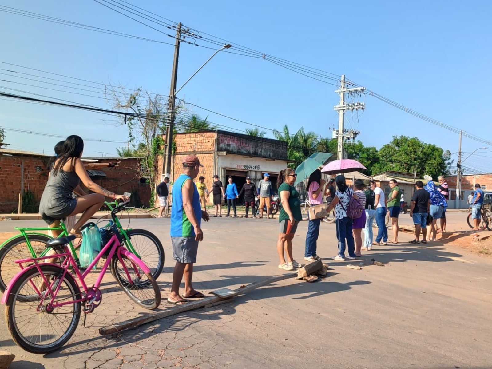 Moradores da Baixada da Sobral voltam a protestar em Rio Branco: 'Só queremos melhorias'