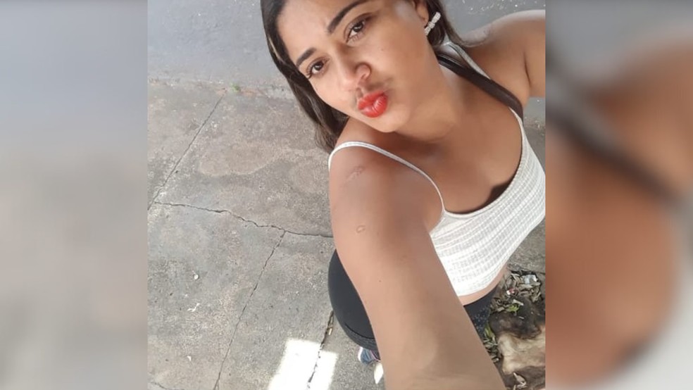 Flávia Adriana Santana Goulart morreu após carro capotar em Penápolis (SP) — Foto: Arquivo pessoal