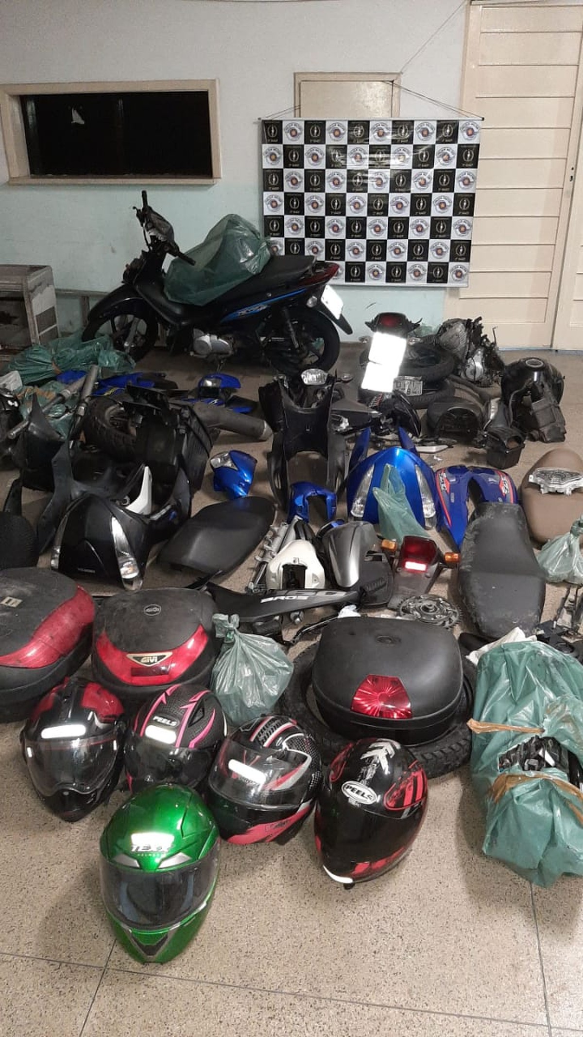 Polícia localiza espaço de desmanche de veículos em São Vicente, SP ...
