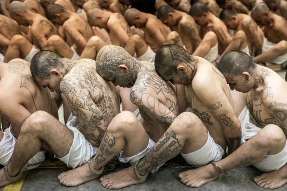 Desde que Bukele assumiu o poder, milhares de suspeitos de pertencerem a gangues foram presos em El Salvador — Foto: Getty Images
