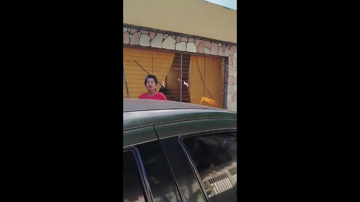 Sogra do prefeito de Gravatá persegue e agride blogueiro na cabeça com barra de ferro; VÍDEO