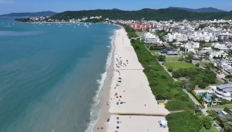 Praia de Jurerê dias antes da conclusão do alargamento da faixa de areia — Foto: Prefeitura de Florianópolis/Divulgação