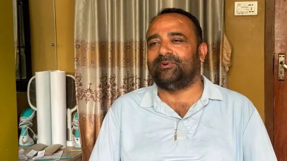 O diretor de escola de ensino médio, Rajendra Dawadi que salvou estudantes no Nepal — Foto: BBC