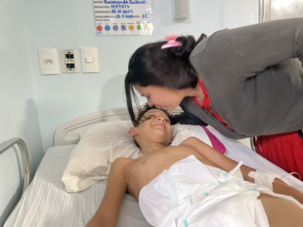 Mae, de 28 anos, acompanha o filho no hospital; criança passa bem — Foto: Ascom HGE