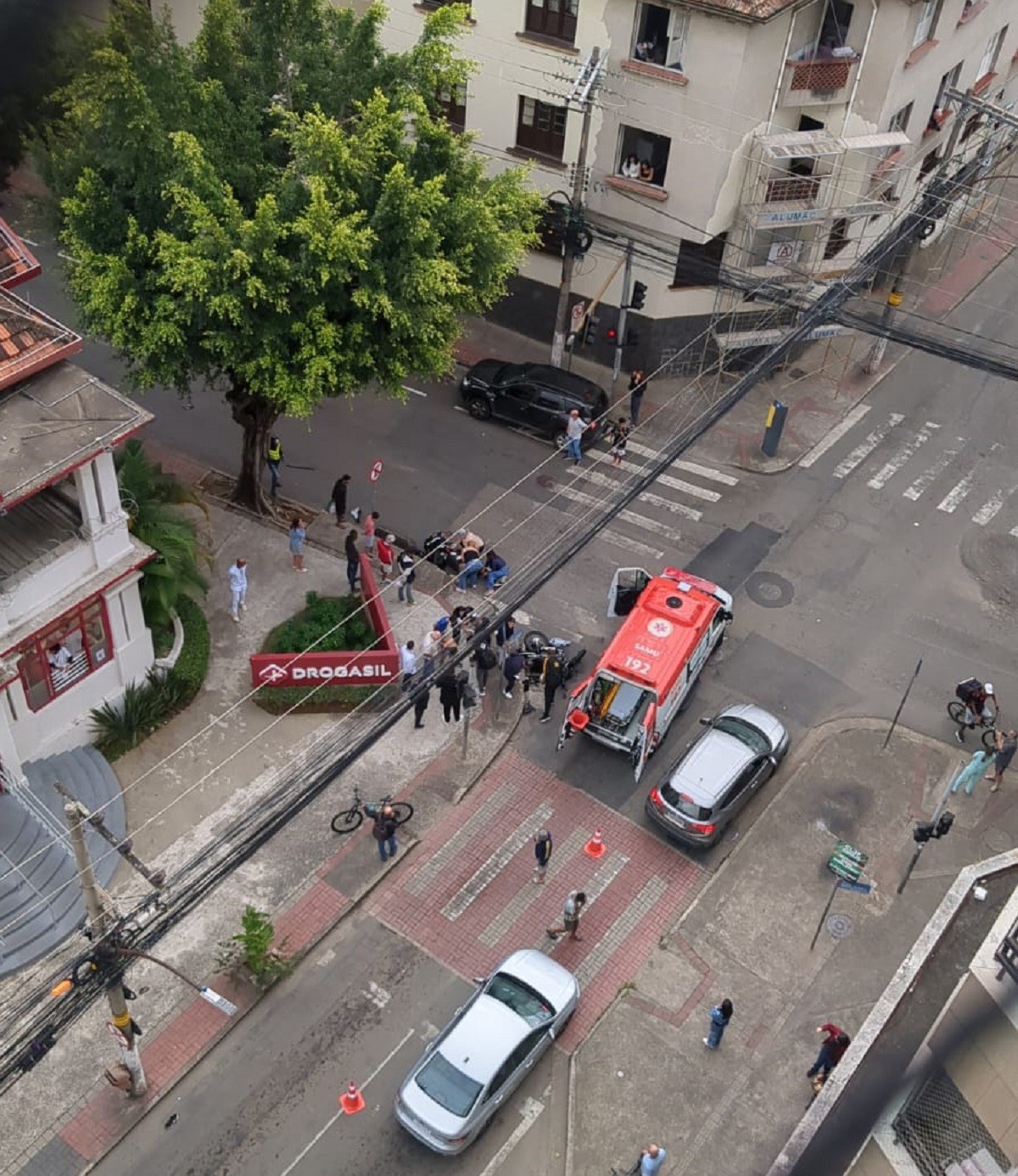Motociclista morre ao bater em carro em cruzamento no Centro de Juiz de Fora