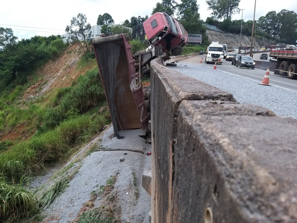 Tombamento de carreta deixa motorista ferido em seara - Rádio RuralFM