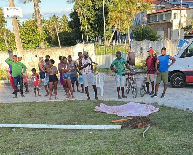 Homem morre após receber descarga elétrica enquanto instalava poste de iluminação na BA