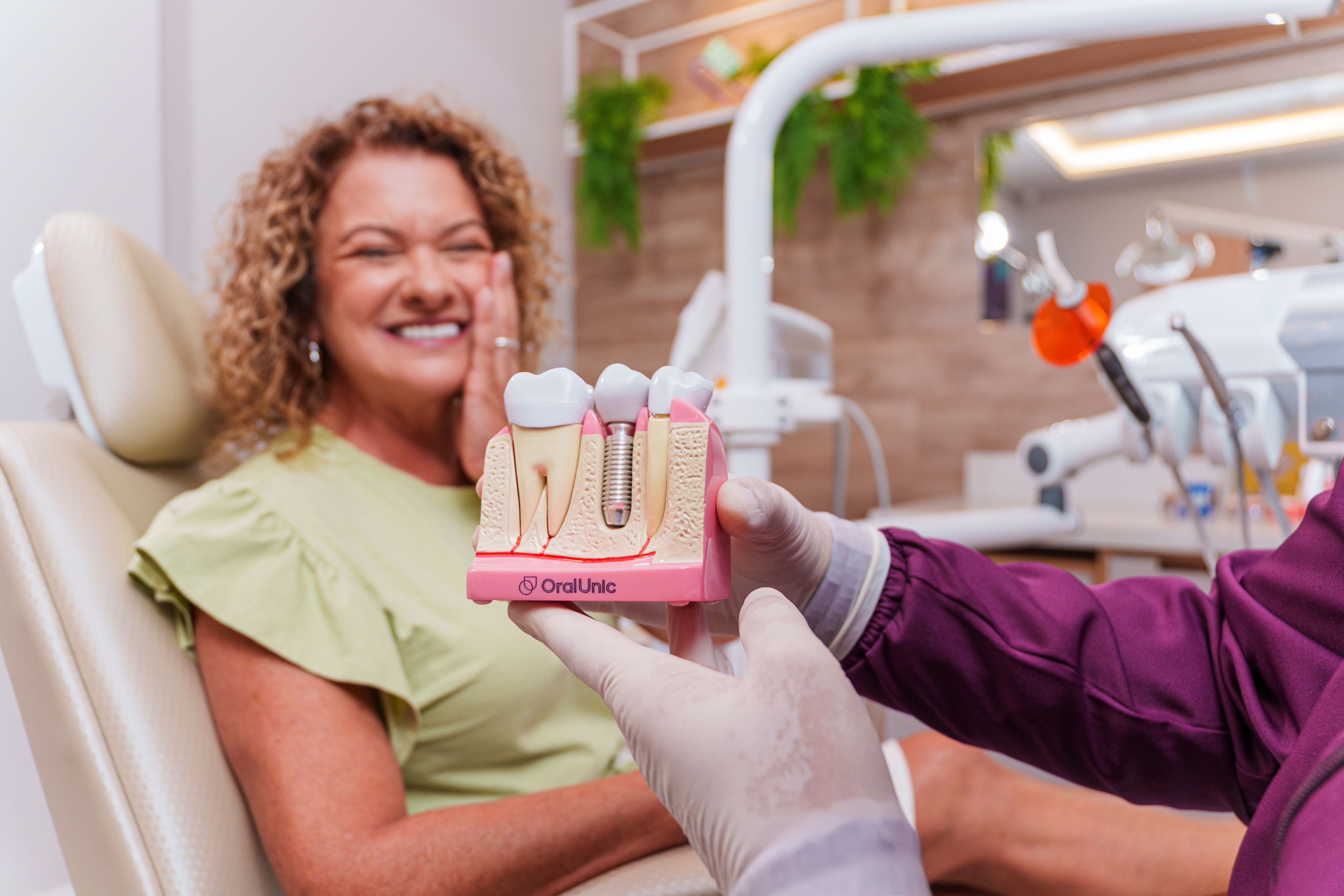 Sorrir não tem idade: Implantes dentários devolvem conforto e autoestima na terceira idade