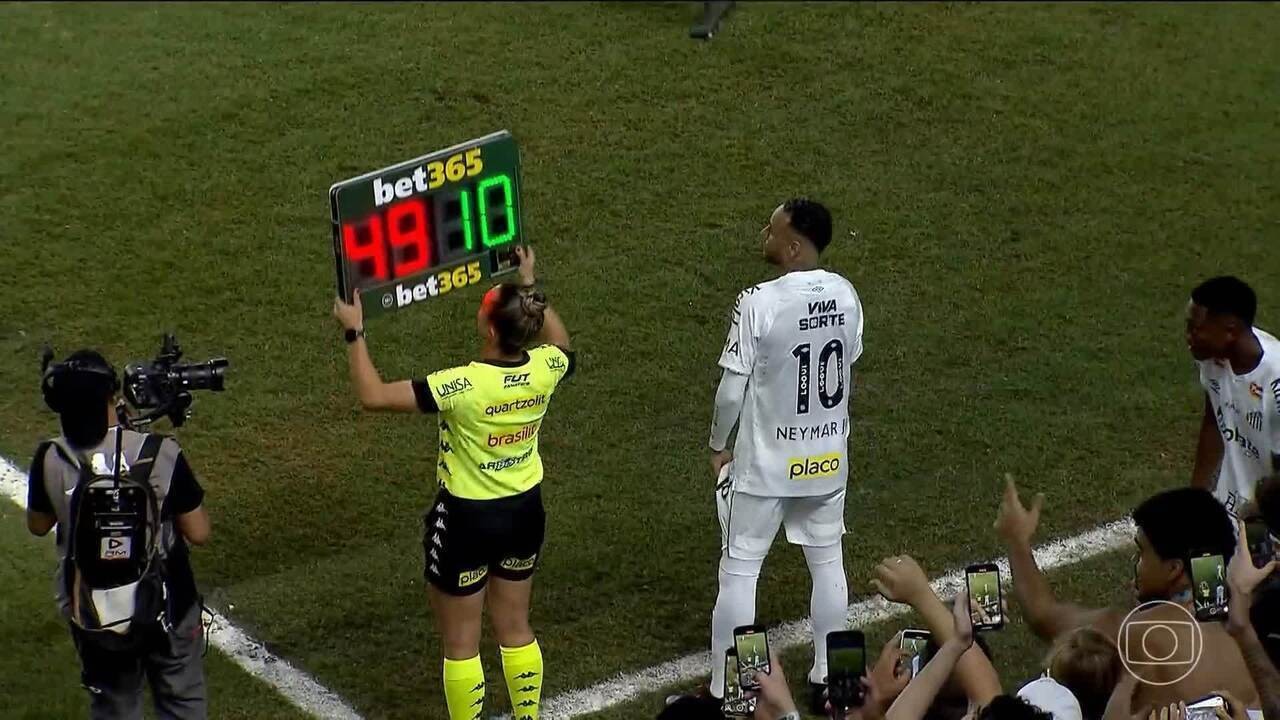 Neymar volta a entrar em campo com a camisa do Santos